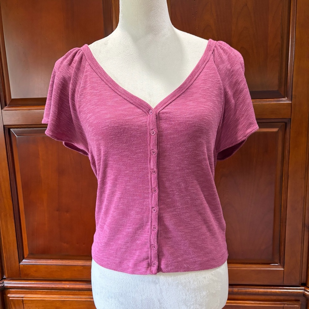 GAP MedPetite raspberry comfort color flutter sleeve button front top
